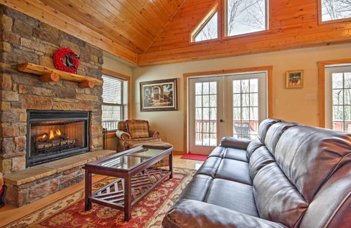 Beech Mountain House | Deluxe Log Cabin with Pool Table 1 Mi to Hike and Ski