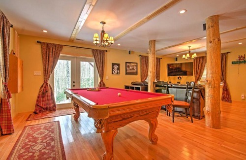 Beech Mountain House | Deluxe Log Cabin with Pool Table 1 Mi to Hike and Ski