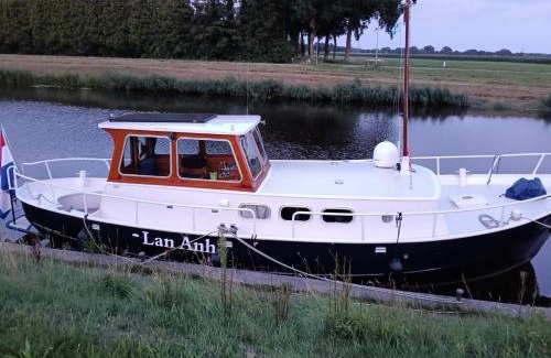 Municipality of Hoogeveen Boat Rental | Deluxe romantic boat
