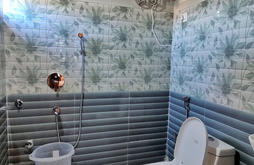 Theog Bed & Breakfast | Deluxe Room | w/King Size bed View, Balcony, Bonfire, Food, Mountain Vie