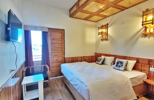 Theog Bed & Breakfast | Deluxe Room | w/King Size bed View, Balcony, Bonfire, Food, Mountain Vie