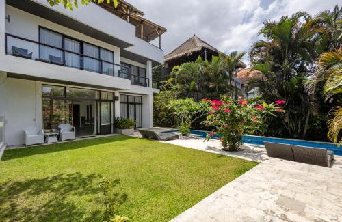 Suraberata House | Deluxe Room with Pool View