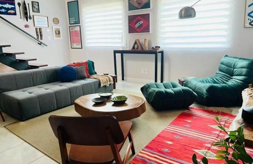 Belem House | Descubra a Casa Felicidade em Belém! Climatizada, com sala ampla, 2 quartos, mezanino e Wi-Fi veloz. Localização central perto de atrações e gastronomia. Viva a Amazônia com conforto exclusivo. Reserve já sua experiência inesquecível!