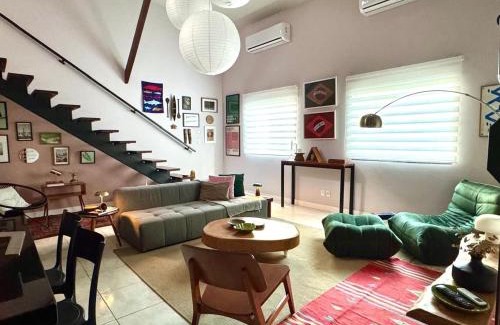 Belem House | Descubra a Casa Felicidade em Belém! Climatizada, com sala ampla, 2 quartos, mezanino e Wi-Fi veloz. Localização central perto de atrações e gastronomia. Viva a Amazônia com conforto exclusivo. Reserve já sua experiência inesquecível!