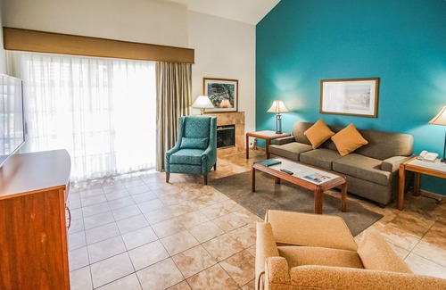 Palm Desert Apartment | Desert Breezes Resort