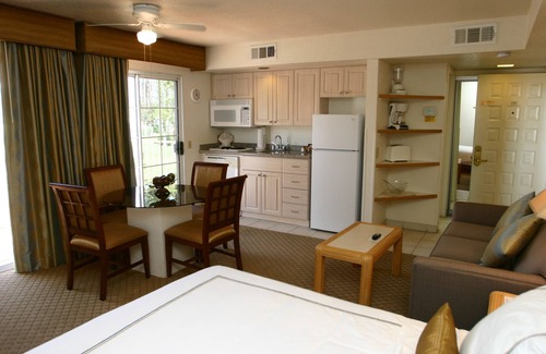 Palm Desert Apartment | Desert Breezes Resort