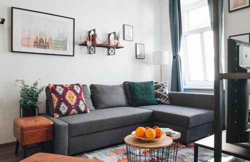 Favoriten Hotel | Design Apartment with King Size Bed - Six Minutes to Opera