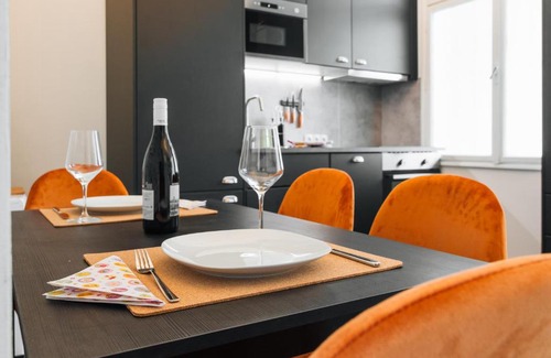 Favoriten Hotel | Design Apartment with King Size Bed - Six Minutes to Opera