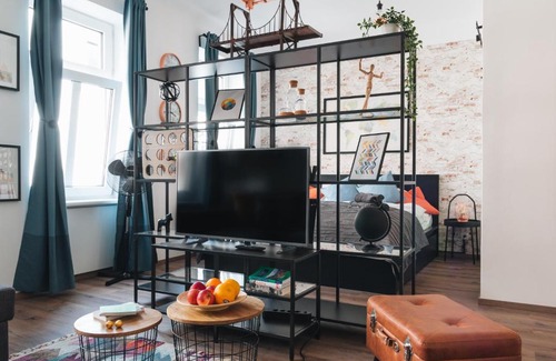 Favoriten Hotel | Design Apartment with King Size Bed - Six Minutes to Opera