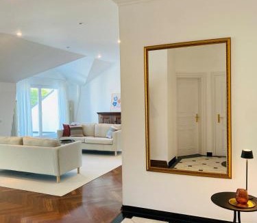 Krefeld Apartment | Design-Loft mit 2 Balkonen am Stadtwald - 20 min zur Messe Düsseldorf
