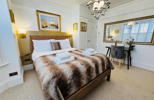 Christchurch Apartment | Designer 2 Bed Flat with Private Garden in London