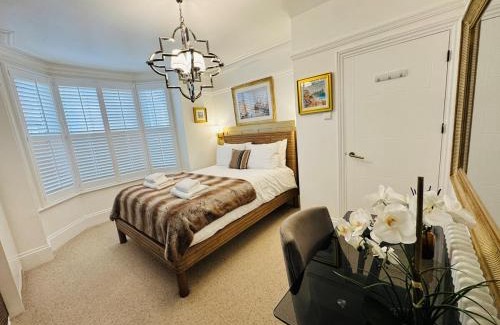 Christchurch Apartment | Designer 2 Bed Flat with Private Garden in London