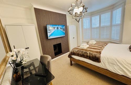 Christchurch Apartment | Designer 2 Bed Flat with Private Garden in London