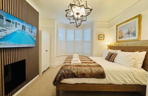 Christchurch Apartment | Designer 2 Bed Flat with Private Garden in London