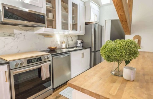 Fairfield Apartment | Designer 3BR Treehouse w/Soaking Tub & Skylights