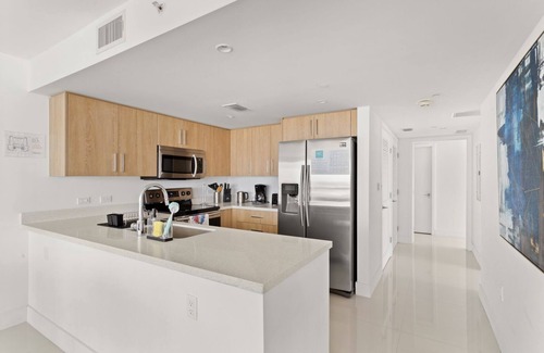 Bay Harbor Islands Apartment | Designer 3BR, 2.5BA PH | Bay Harbor Islands Rooftop Pool, Balcony & Family