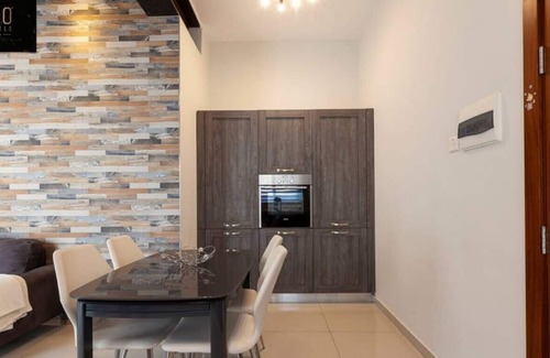 Ta' Giorni Apartment | Designer APT with comfy SOFA, LARGE TV, 2 KING BDS