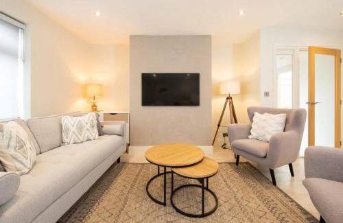 East Wittering House | Designer Family Escape Hot Tub Steps to Beach