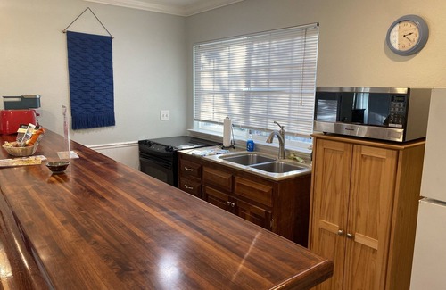 Chico House | Designer Guesthouse w Tennis Ct, Pool & Hot Tub