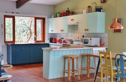 Lake Tabourie House | Designer Retro Beach Shack on the lakefront