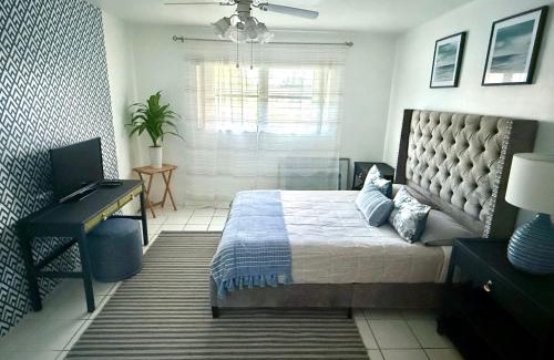 Aventura Apartment | Designer's 1 BR 1BA Condo 1 Block to Aventura Mall