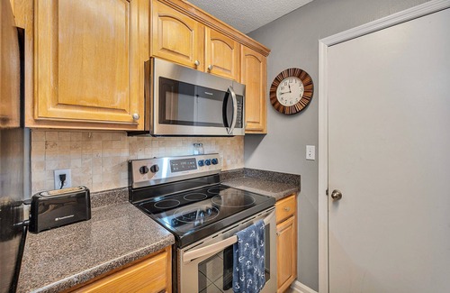 Saint Simons Island House | Desirable South End! Gated Townhome w Pool & Private Patio. Walk to Restaurants