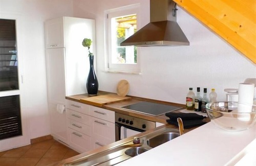 Agra House | Detached 4½-room house with pool and breathtaking view of the lake