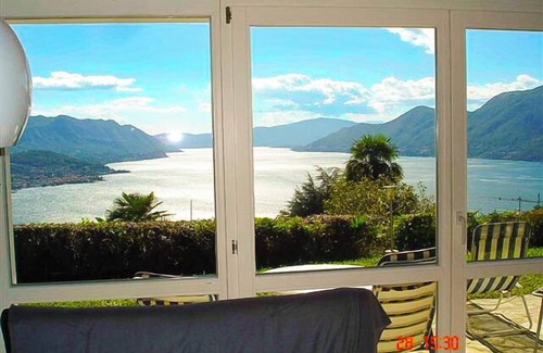 Agra House | Detached 4½-room house with pool and breathtaking view of the lake