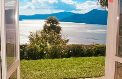 Agra House | Detached 4½-room house with pool and breathtaking view of the lake