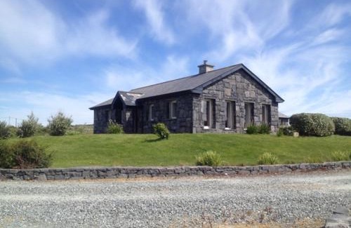 Ballyconneely House | Detached cottage overlooking lake in Connemara