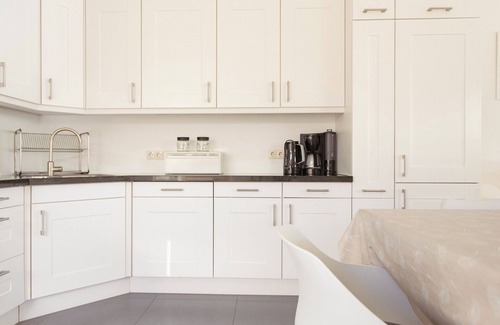 Makkum Cabin | Detached Dijkvilla with a large patio, a panoramic view of the IJsselmeer, and three bedrooms at the luxurious Beach Resort Makkum.