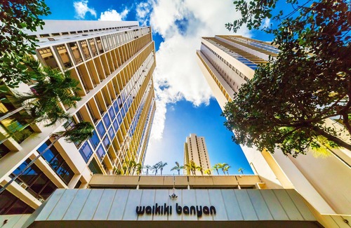 Waikiki Apartment | Diamond Head and Partial Ocean views with 2 Beds and Parking