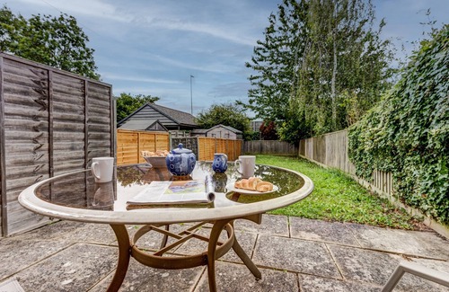 North Moreton Apartment | Didcot White House | Oxfordshire Holiday Let | 2 Beds & Sleeps 4