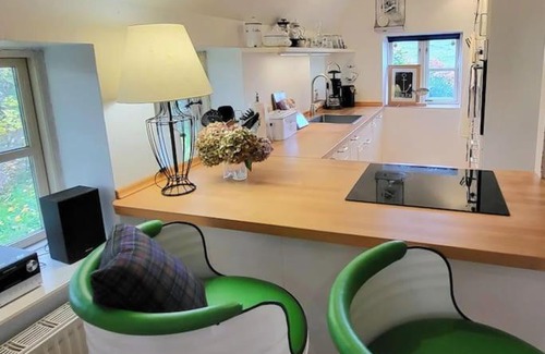 Krummendeich House | Die blaue Reetdachkate am Deich
