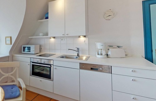 Nebel Apartment | Die Wohnung Verfügt Über 1 Wohnraum mit Wlan, Sat-tv, Offenem Kamin und Offener Küche, 1 Schlafzimmer, 1 Badezimmer mit Dusche und WC; Garten zur Gemeinschaftsnutzung mit Terrassenmöbeln und Strandkörben