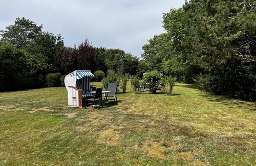 Nebel Apartment | Die Wohnung Verfügt Über 1 Wohnraum mit Wlan, Sat-tv, Offenem Kamin und Offener Küche, 1 Schlafzimmer, 1 Badezimmer mit Dusche und WC; Garten zur Gemeinschaftsnutzung mit Terrassenmöbeln und Strandkörben