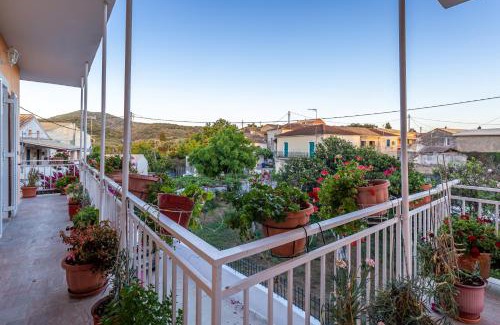 Chlomatiana Apartment | Dimitra House - Corfiot country side getaway