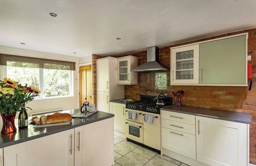 Farley Cabin | Dimmingsdale; woodland lodge for 8 w/hot tub, log burner, BBQ, nr Alton Towers