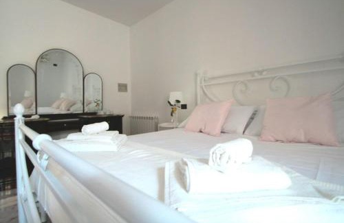 Grottasanta Apartment | Dimora sicula a due passi dal mare con patio verde