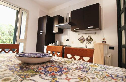 Grottasanta Apartment | Dimora sicula a due passi dal mare con patio verde