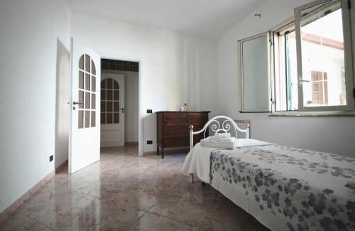 Grottasanta Apartment | Dimora sicula a due passi dal mare con patio verde