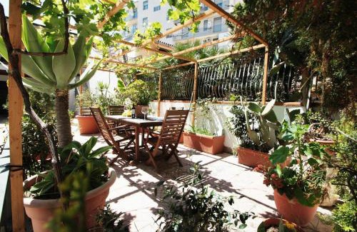 Grottasanta Apartment | Dimora sicula a due passi dal mare con patio verde