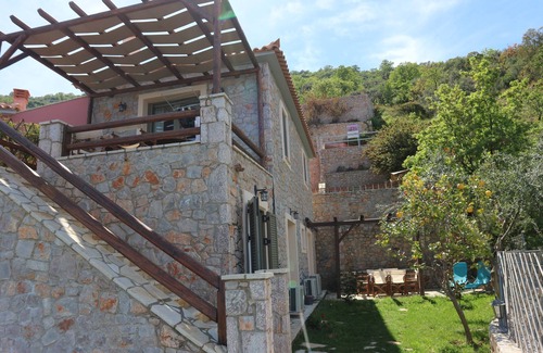 Livadi Villa | DIO GUESTHOUSES VILLA PRASTOS 3 B/R WITH PRIVATE GARDEN AND SWIMMINGPOOL