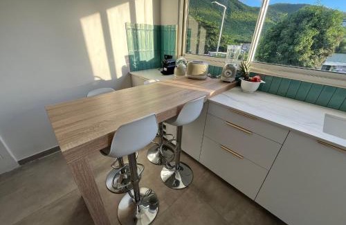 Grand Case Apartment | Direct Beach Access, Modern Stay with Hill View