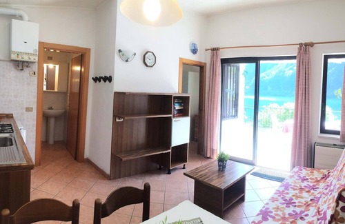 Idro Apartment | Directly on the lake with fenced garden