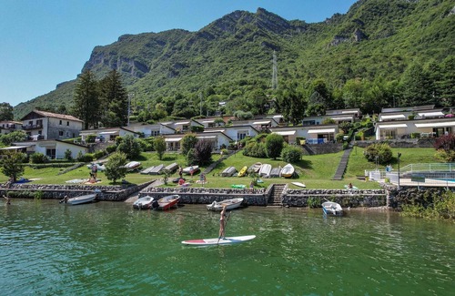 Idro Apartment | Directly on the lake with fenced garden