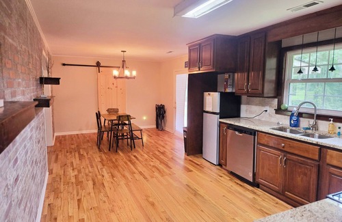 Albertville House | Discover Albertville charm, quick ride to Sand Mountain & Lake Guntersville !