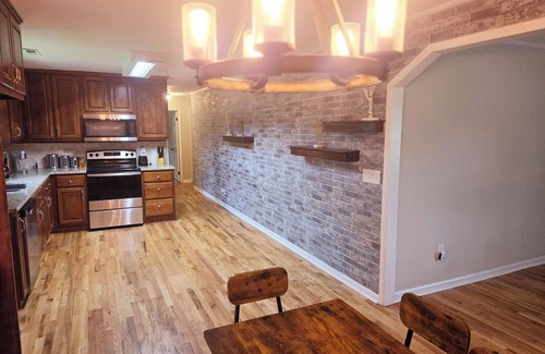 Albertville House | Discover Albertville charm, quick ride to Sand Mountain & Lake Guntersville !
