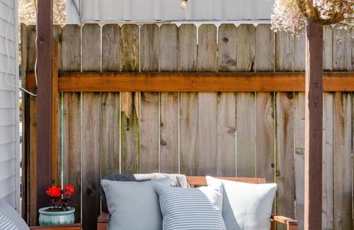 Camas Apartment | Discover an authentic mini getaway in this charming, upbeat space