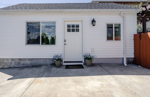 Camas Apartment | Discover an authentic mini getaway in this charming, upbeat space